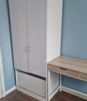 Raynes Park House | Ensuite Double room in a semi-detached House 13 minutes walk from Raynes Park train station and 40 minutes bus ride to Wimbledon