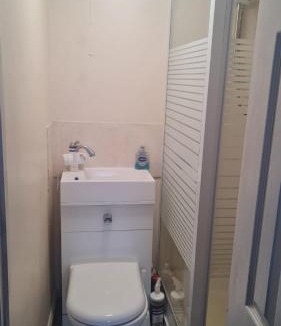 Raynes Park House | Ensuite Double room in a semi-detached House 13 minutes walk from Raynes Park train station and 40 minutes bus ride to Wimbledon