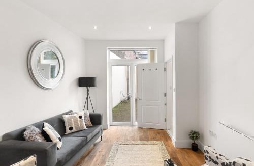 Shacklewell Apartment | Spacious 3BR Home Ideal for Families & Business