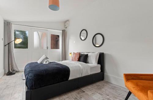 Northway House | Spacious Farmhouse with Anne, Hot Tub Piano