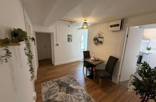 Stroud House | Grande Italia Rooms Comfort Italian Hospitality 4
