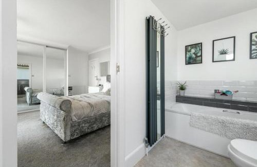Worthing House | Ocean View in Worthing, 5 bedrooms for 10, 3 Bathrooms, Hot Tub, Parking for 6, Seaview
