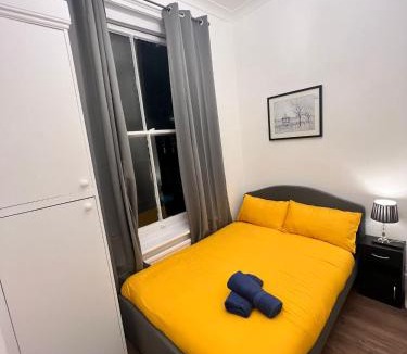 Chiswick Riverside Apartment | Iconic One Bed Apartment in Chiswick