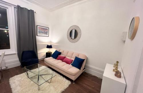 Chiswick Riverside Apartment | Iconic One Bed Apartment in Chiswick