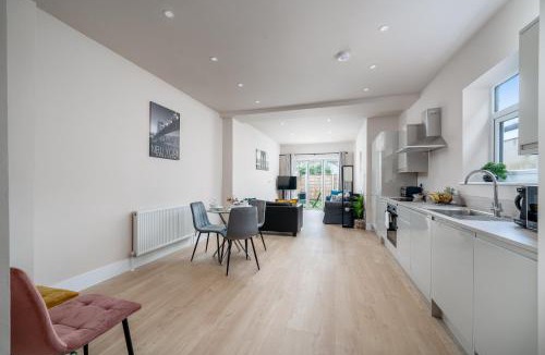West Finchley Apartment | Exquisite 4Bedroom House 4 Contractors & Large Families with Private Garden, Fully Equipped Kitchen and Close Proximity to Train & Bus Stations