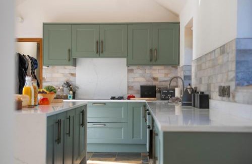 Alcester House | The Church Barn - 4BR, Scenic Hamlet, Garden Patio, Parking, Sleeps 8