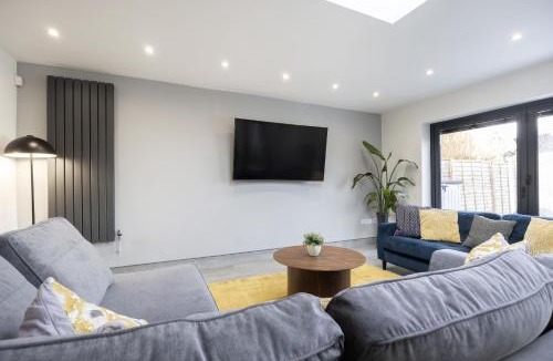 Gloucester House | Stylish 3 Bed Home Close to Gloucester City