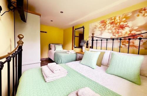 London Borough of Bromley Apartment | Forest 2BR Apt gated free Parking 2 acres Garden