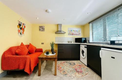 London Borough of Bromley Apartment | Forest 2BR Apt gated free Parking 2 acres Garden