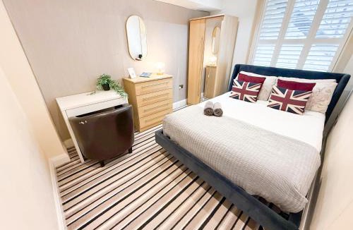 Pimlico Apartment | 3-Bedroom Pimlico flat with mini garden near Westminster & Victoria by Staylio