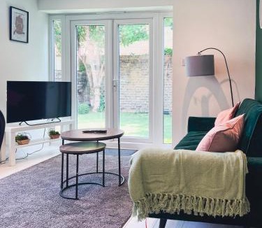 Queen's Park Apartment | Chic 3BR Apt near Queen's Park