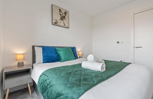 West Ham Apartment | Luxury 3 bedroom with 2 bath at Plaistow opposite of station