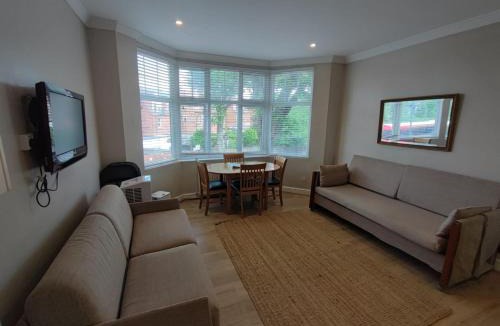 Brondesbury Park Apartment | Beautiful apartment ac up to six,12 min by tube from Oxford street,AC