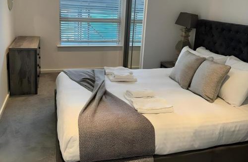 Syon Apartment | Riverfront: 2 Bed in London - Parking