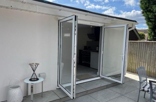 Netley Apartment | Garden Studio private garden and amazing hot-tub