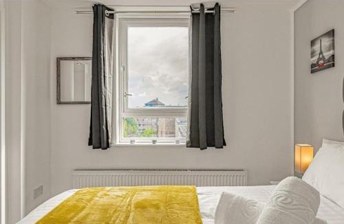 Tower Hill Apartment | Amazing Marina-Overlooking 1Bed