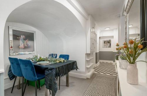 Redcliffe Apartment | Niru Experience Chelsea Oasis with Courtyard