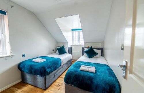 Bilston Apartment | Hyped Properties' Spacious 6BR Home Suited For Contractors & Relocators Near Centre With Free Parking