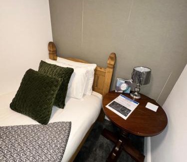 Yate Apartment | The White Lion Hotel with Free Parking, 1 Minute Walk to Yate Shopping Centre & Onsite Italian Restaurant
