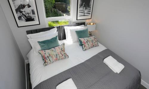 North Finchley Apartment | Aisiki Apartments at Stanhope Road, North Finchley, Airconditioned Multiple 2 or 3-Bedroom, Pet Friendly Duplex Flats, King or Twin Beds with Free WiFi