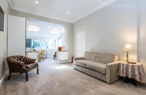 Brondesbury Park Apartment | Stylish apartment 12 minutes tube to Oxford Street with free wifi and air con