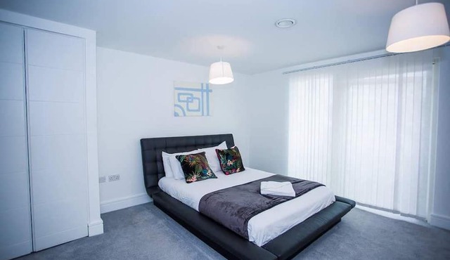 STUNNING 2 BED APARTMENT WITH PARKING