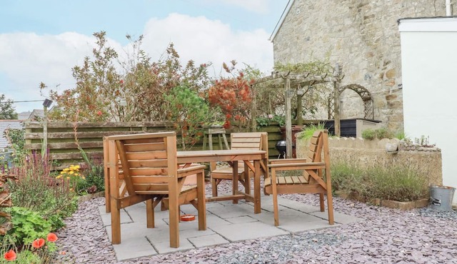 4 GREENBANK TERRACE, pet friendly, with open fire in St Dennis