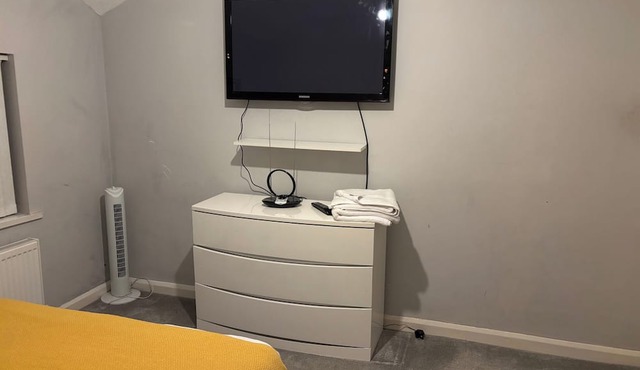 4 Bed House-sleeps 7-free Parking
