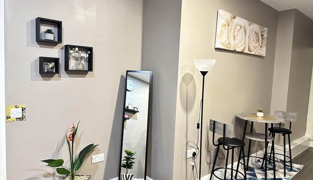 2 Bed Apartment - Sleeps 4 - Wifi - Parking