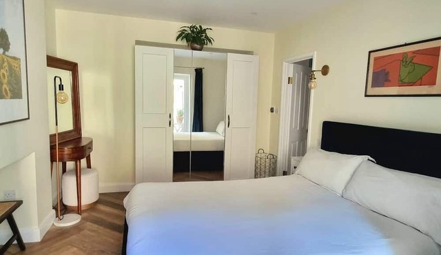 Spacious & Renovated 1-bed Garden Flat in London