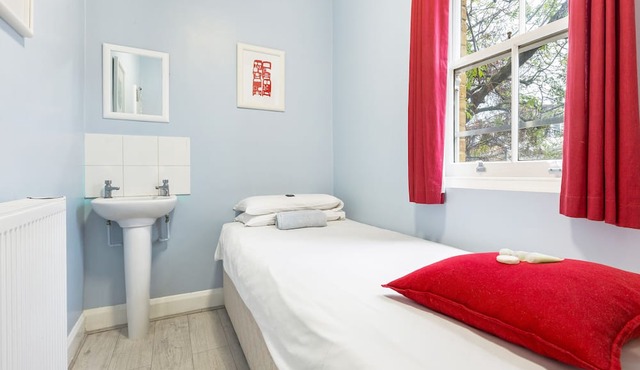 Astor Victoria Hostel 18 to 39 years