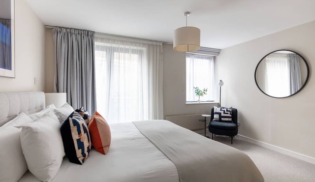 Stylish & Modern Oxford Street Flat | 2BR 2BA
