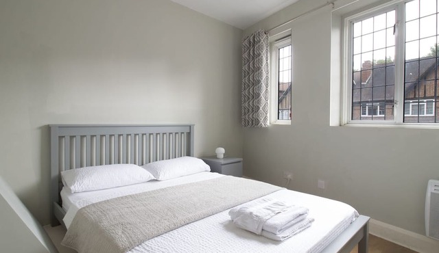 35 min from London Victoria/2-Bedrooms Flat in the Heart of Cheam Village