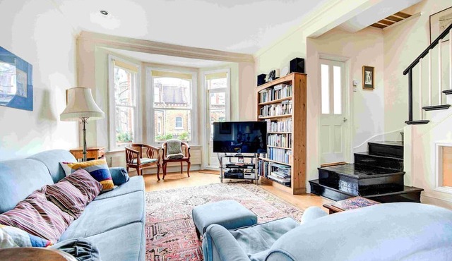 GuestReady - Lovely 2BR Home in Fulham w Balcony