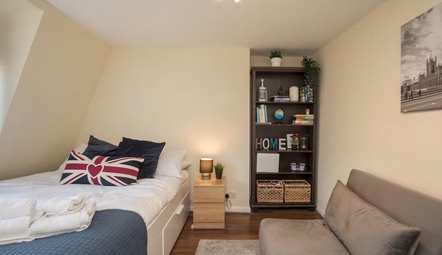 Comfy Apartment by Oval Station - Pass the Keys