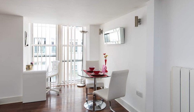 A Stylish 2 Bed, 2 Bath London Apartment
