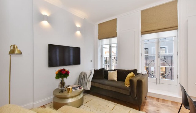 Light-Filled, Contemporary Retreat near The Ritz