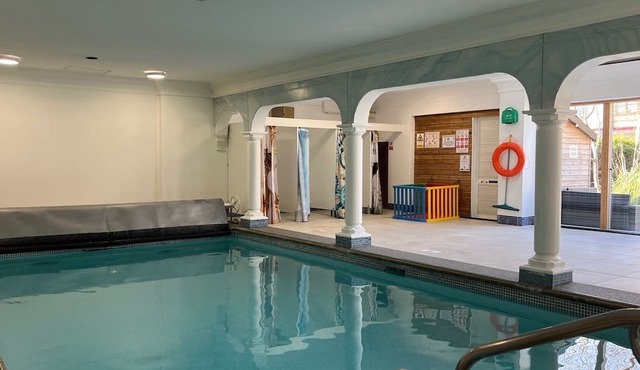 Sunny loft apt in London, a perfect base for tourists. Homely with amenities.