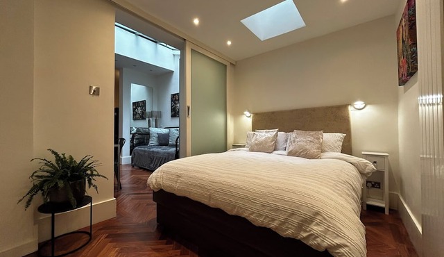 Stylish Hyde Park 3 bedroom with patio, moments from Kensington Palace