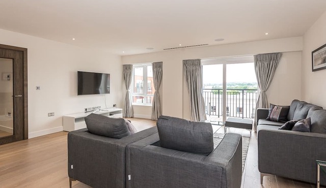 A luxury, contemporary 2Bed & 2Bath Apartment Next to London Museum