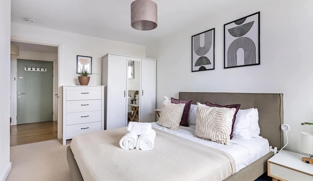 Bright 1BR with City Views by King's Cross