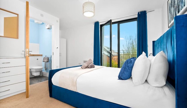 Stylish 2 bed city centre apartment with balcony!