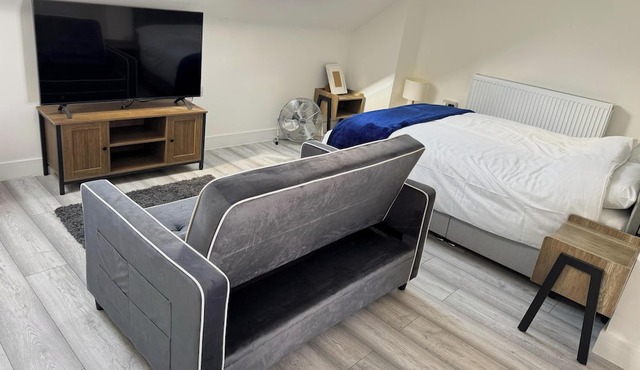 New Top Floor Studio | Sleeps 3 | Very Spacious