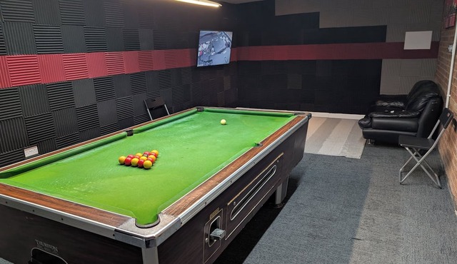 Spacious 3 bedroom Family house with games room in quiet area