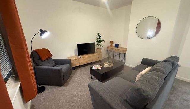 Modern 1-Bed near Warwick Castle w/Private Entry & Parking