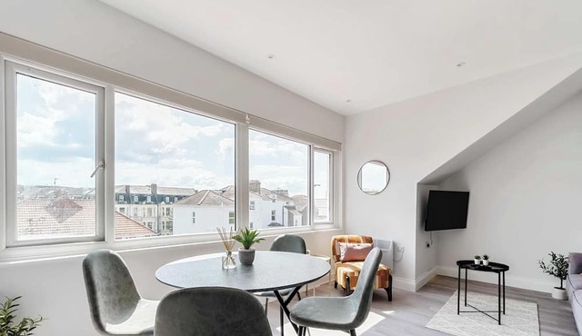 Cosy 2-Bed 1-Bath – Free Parking, Walk to Seafront