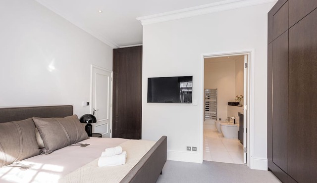 Luxury Chelsea Apartment,3-bedroom, 3-bathroom residence with a private terrace