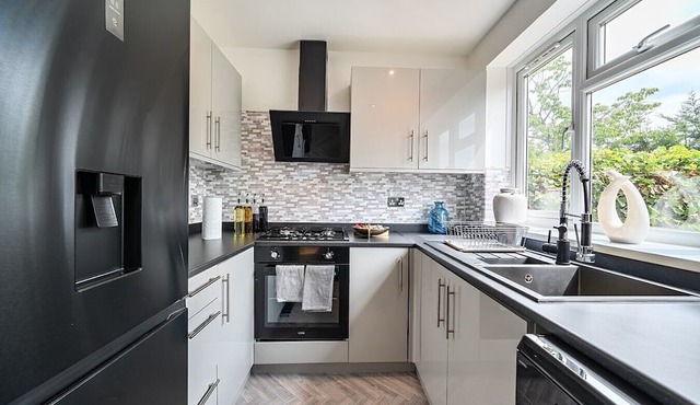 3-Bed Flat Sleeps 8 with Free Parking · Walk to Hampstead Heath