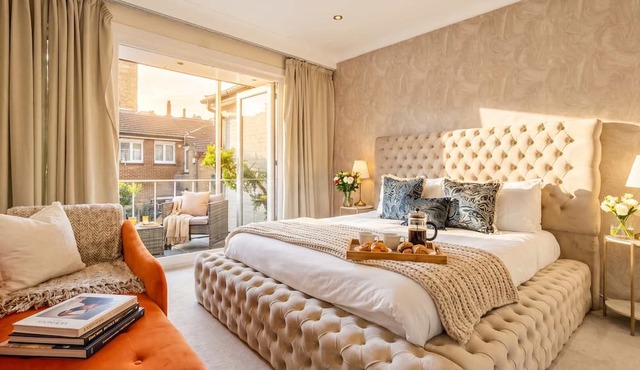 HUGE Knightsbridge 4BR Harrods HQ for 11 with Balcony, Gated Parking Acess, Unmissable Family Luxury