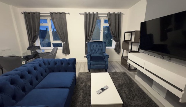 Stylish 2-Bed Maisonette in Forest Hill | Balcony & Workspace